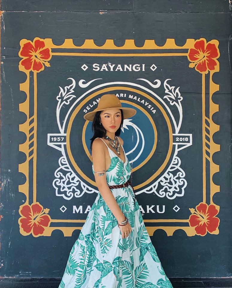 Phong cách thời trang của cô nàng mang nhiều hơi hướng vintage cổ điển.