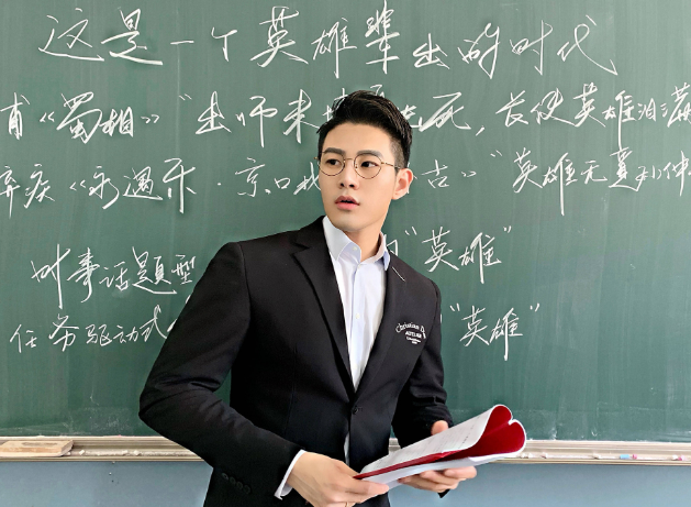 Những hình ảnh thầy giáo mặc vest bảnh bao đứng trên bục giảng khiến không ít người phải xuýt xoa bởi gương mặt điển trai như tài tử cộng với khí chất ngút trời.