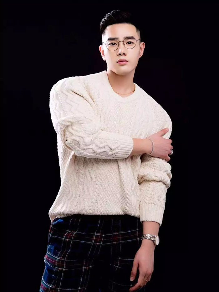 Đôi lúc thầy Jiang Boyang lại khoe thân hình cực phẩm và nam tính với set đồ áo len với quần âu. Ảnh: Internet. Video "Minh Hằng chia sẻ về phong cách thời trang". Nguồn: VTC.