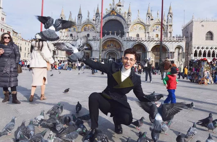 Và mới đây, dân tình đã tìm được một minh chứng cho việc này khi những hình ảnh về một thầy giáo trẻ tại Trung Quốc với nhan sắc chuẩn soái ca và phong cách thời trang lịch lãm.