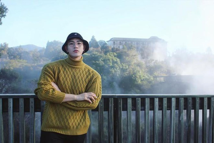 Vốn từng là người mẫu nên thầy Jiang Boyang khá biết cách tạo dáng và phối trang phục sao cho bắt mắt.