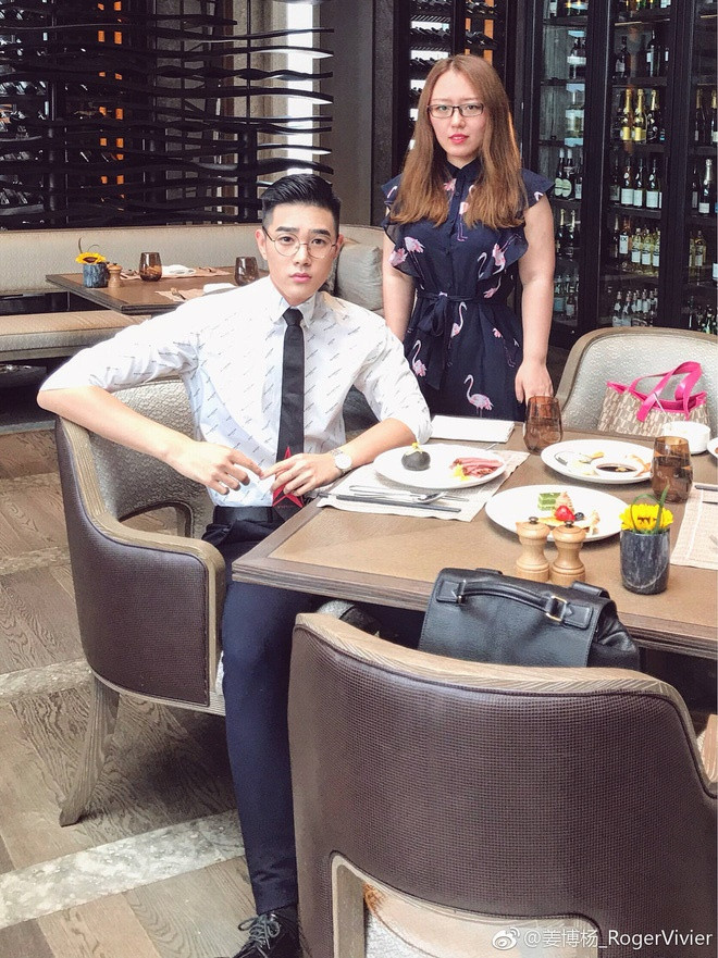 Nhờ vóc dáng cực chuẩn và gương mặt điển trai, thầy giáo trẻ mặc trang phục gì cũng bảnh bao.