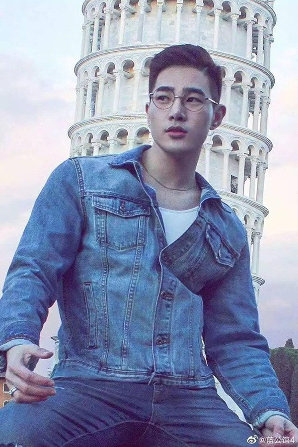 Khi thì thầy diện cả bộ jean khỏe khoắn...