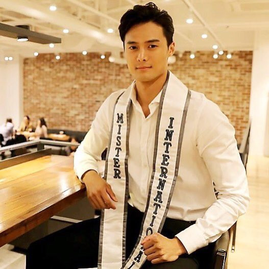 Nhờ vậy, Lee sở hữu thân hình vạm vỡ như tượng tạc, từng giành chiến thắng tại cuộc thi Mister Korea năm 2017.