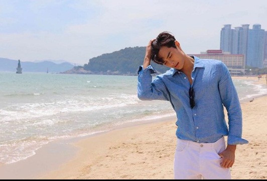 Vì sở hữu thân hình quá đẹp mắt, Seung Hwan Lee từng bị nghi ngờ đã chỉnh sửa ảnh quá đà. Tuy nhiên loạt ảnh hậu trường chụp nội y đã tiết lộ vóc dáng thật của mỹ nam Hàn Quốc.