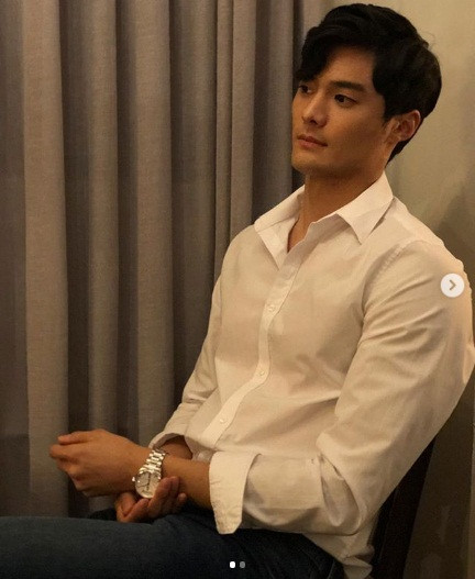 Anh chàng diện sơ mi trắng cực kỳ bảnh bao. Ảnh: Internet. Video "Bí quyết làm đẹp của sao Việt". Nguồn: VTC.