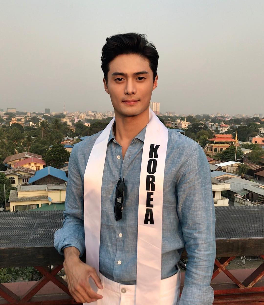 Seung Hwan Lee tập chủ yếu với tạ như tạ tay, tạ đẩy, tạ tay bay... để phát triển bắp tay và cơ ngực. Trang cá nhân của anh ngập tràn các khoảnh khắc đổ mồ hôi ở phòng tập mỗi ngày.