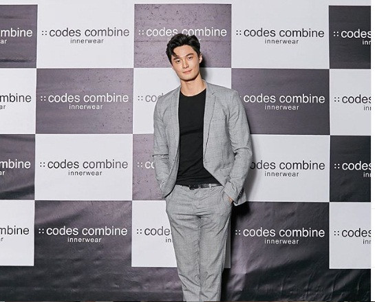 Ngoài chơi thể thao, nam vương xứ Kim chi cũng chăm chỉ tập gym. Anh dành nhiều thời gian tập các bài tăng cơ, giảm mỡ với tạ hoặc các loại máy bổ trợ ép cơ.