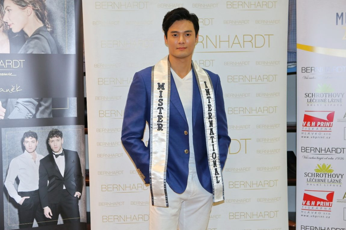 Nam vương Hàn Quốc cho biết bản thân rất yêu thích các môn thể thao mùa đông, trong đó gồm trượt tuyết và trượt ván tuyết. Cũng nhờ tập luyện thể thao nhiều mà anh có được thân hình săn chắc, vạm vỡ.