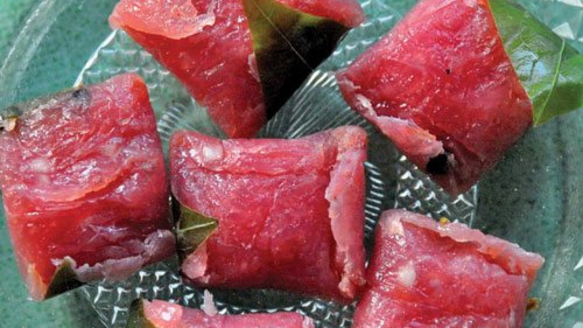 Một chiếc nem ngon đúng điệu phải cân bằng với tỉ lệ 8 phần nạc và 2 phần da. Người ta giã nhuyễn thịt cùng gia vị rồi trộn với bì, thính, lót lá vông rồi ủ từ 3 - 4 ngày cho lên men. Khi nếm thử, cái chua cay, mặn mà hết hợp cùng độ giòn của mấy cọng bì đã làm tăng thêm phần kích thích vị giác cho thực khách. Ảnh: Internet.