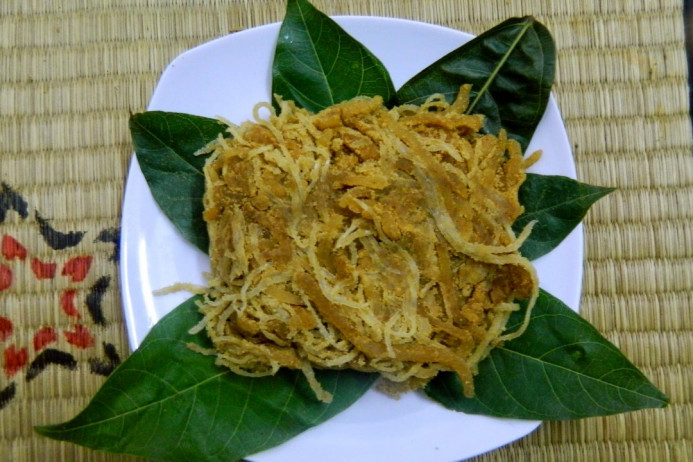 Nem Phùng, Hà Nội: Tuy món ăn đơn giản nhưng lại có sức hấp dẫn với các tín đồ ẩm thực Việt Nam. Nguyên liệu làm nem Phùng khá đơn giản chỉ gồm thịt nạc, bì lợn, lá sung, gạo nếp, gạo tẻ... nhưng phải qua quá trình tuyển lựa, chế biến cầu kì.