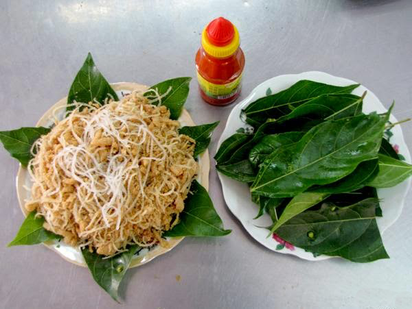 Thịt làm nem thường là thịt thăn có cả nạc và mỡ. Thịt lợn đem hấp cách thủy, rồi vớt ra lọc lấy lớp bì riêng, thịt nạc riêng, mỡ riêng. Bì lợn thái chỉ nhỏ, lăn tăn như sợi miến. Sau đó đem cả hai trộn đều với thính gạo rang vàng thơm rồi chia thành từng gói có lá sung, lá ổi, gói lại vuông vắn như chiếc bánh chưng bằng lá chuối, buộc lạt hồng điều, trông rất đẹp mắt.