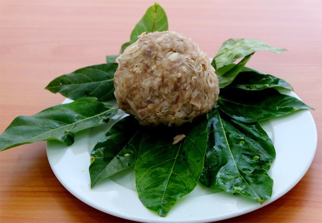 Nem nắm - Nam Định: Trong các món nem nổi tiếng thì nem nắm của vùng Nam Định được cho là có truyền thống lâu đời nhất. Vào thời nhà Trần, món ăn này được xem là đặc sản tiến vua nhờ hương vị thơm ngon, đặc sắc của chúng. Nem nắm được làm từ bì và thịt lợn trộn đều cùng thính gạo và thêm thắt các phụ gia như tỏi, mắm...