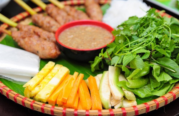 Nem lụi Huế được xem là một trong đặc sản của Thừa Thiên Huế mà bất kỳ ai đến thăm miền đất cố đô này cũng đều nên thử. Món ăn mang hương vị Trung Bộ độc đáo này để lại ấn tượng sâu sắc cho mọi du khách trong và ngoài nước từng được thưởng thức.