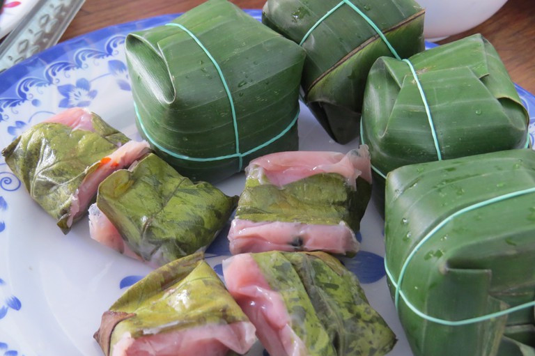 Nem chợ Huyện - Bình Định: Nem hầu như ở địa phương nào cũng có, tuy nhiên ở mỗi vùng miền lại có cách chế biến riêng và nem Chợ Huyện mang trong mình hương vị chua ngọt mặn mà khiến người thưởng thức ăn hoài không ngán.