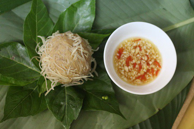 Để làm ra những chiếc nem hoàn hảo, thịt lợn phải lẫn chút nạc và mỡ, thính gạo là loại thơm ngon nhất vùng. Nhờ thế mà món ăn mang đến hương vị đặc trưng rất riêng, chẳng thể lẫn vào đâu. Cách thưởng thức đúng điệu là cuốn nem vào chiếc lá sung, thêm vài cọng đinh lăng rồi nhón qua chén nước mắm Sa Châu nổi tiếng.