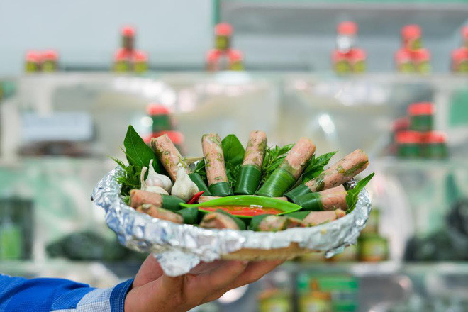 Nem chua Thanh Hóa: Nem chua từ lâu đã trờ thành một món đặc sản nổi tiếng của ẩm thực Thanh Hóa. Đặc sản nem Việt Nam này là món ngon mà người Thanh Hóa dùng đãi khách đến chơi nhà, dự tiệc. Và khi đi xa, họ đều không quên mang theo vài chục nem làm quà cho bạn bè nơi mình đến.