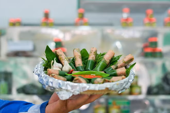 Nem chua Thanh Hóa: Nem chua từ lâu đã trờ thành một món đặc sản nổi tiếng của ẩm thực Thanh Hóa. Đặc sản nem Việt Nam này là món ngon mà người Thanh Hóa dùng đãi khách đến chơi nhà, dự tiệc. Và khi đi xa, họ đều không quên mang theo vài chục nem làm quà cho bạn bè nơi mình đến.