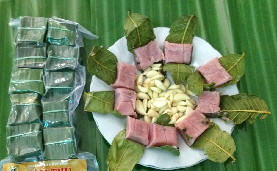 Không giống như những địa phương khác, người ta thường dùng lá chuối hoặc lá chùm ruột để gói nem. Người dân Bình Định lại dùng lá chuối non và lá ổi để gói. Chính điều này, đã làm cho nem có mùi thơm rất đặc trưng khó lẫn vào nơi nào khác. Mỗi chiếc nem được gói theo hình vuông có kích thước khoảng 3 cm. Khi ăn, chỉ cần bóc nhẹ nhàng lớp vỏ ra và thưởng thức.