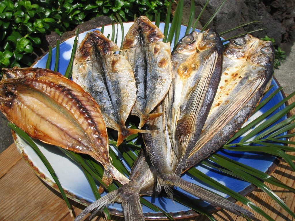 Để làm nên món này, người Nhật ngâm cá trong nước ướp Kusaya Jiru khoảng 10 giờ. Sau đó, cá được vớt ra và sấy khô trong vài ngày.