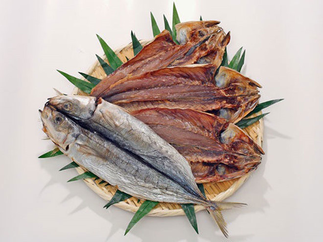 Kusaya (hay cá thối) là món cá khô ngâm trong Kusaya Jiru, loại nước ướp có chứa muối và vi khuẩn lên men cá. Kusaya Jiru đã được sử dụng trong vài trăm năm ở Nhật Bản với công dụng như một loại thuốc tốt, có tác dụng chữa bệnh.