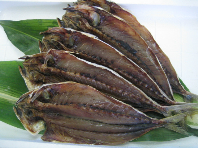 Theo truyền thống từ thời Edo (1603-1868), cá thường được nướng sơ qua, trộn với nước sốt hoặc trà và ăn kèm các món ăn khác.