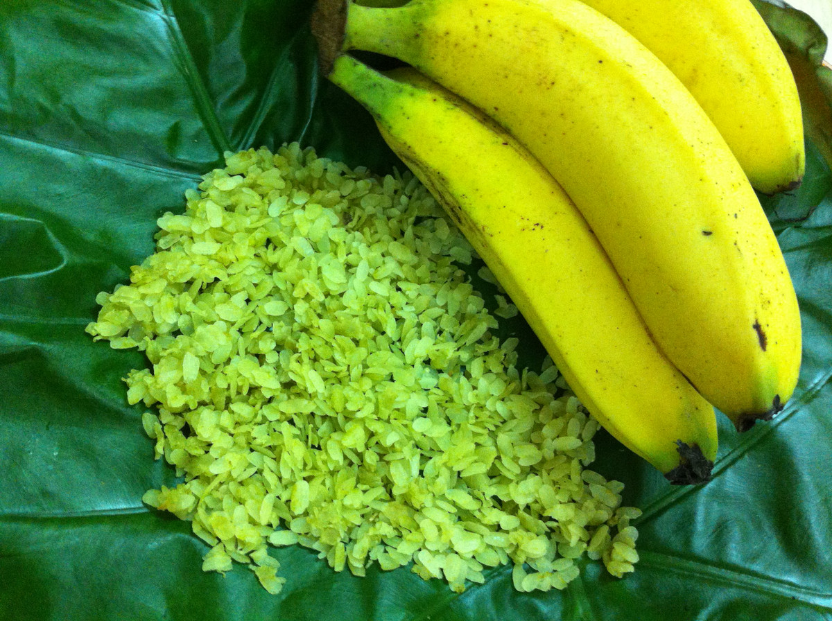 Cốm là một đặc sản dân dã khó quên mà chỉ mùa thu Hà Nội mới có. Từ hạt cốm xanh thơm dẻo, người ta có thể chế biến thành các món ăn ngon như cốm xào, chè cốm, chả cốm, xôi cốm, bánh cốm…