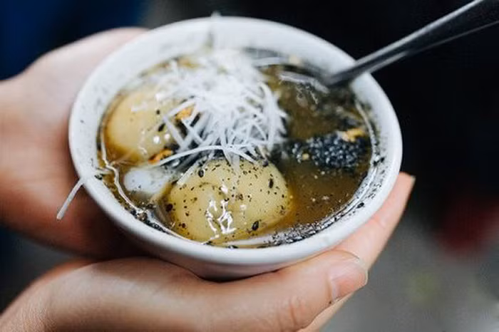 Bánh trôi tàu là một trong những món ăn Hà Thành rất hợp tiết thu, ngày nay được biến tấu với nhiều hương vị hơn. Ngoài nguyên liệu cơ bản là gạo nếp, đậu xanh, dừa, vừng... còn có nhân khoai môn, đậu đỏ...