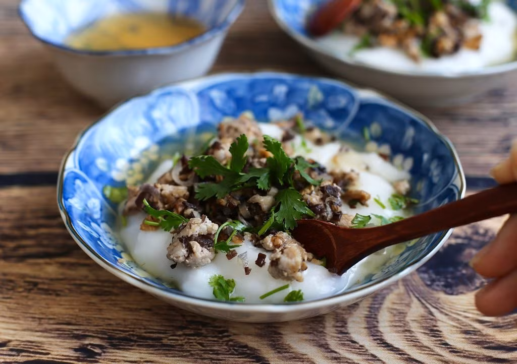 Bánh đúc là món ăn truyền thống từ thời xưa của người Hà Nội. Đến nay những gánh bánh đúc nóng vẫn tấp nập người qua lại. Bánh đúc nấu sệt sệt, ăn cùng thịt băm xào mộc nhĩ, chút rau thơm và hành phi thơm phức quả là ngon không cưỡng nổi.