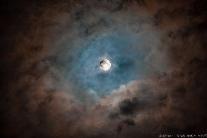 Hai lần nguyệt thực tiếp theo trong năm nay sẽ lần lượt diễn ra vào ngày 5/7 và 30/11, tuy nhiên không phải nơi nào trên thế giới cũng có thể quan sát toàn bộ hiện tượng vào 2 thời điểm trên. Ảnh: Hồ Tiến Đạt/Cộng đồng Designer Việt Nam.