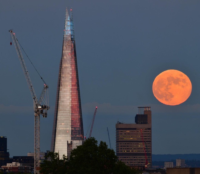 Ảnh chụp nguyệt thực nửa tối tại khu vực thành phố London (Anh). Ảnh: Jeff overs.