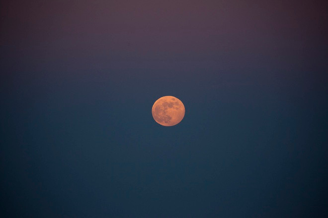 Nếu muốn chụp lại nguyệt thực, nên chọn những nơi có góc nhìn rộng, thoáng đãng, vùng bầu trời lớn, ít ánh đèn. Ảnh: Ted Leeming and Morag Paterson.