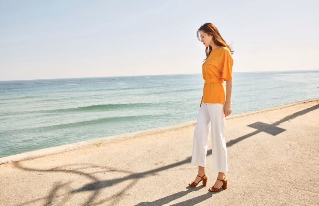 Vàng-trắng cũng là hai gam màu đối lập nhưng cực kỳ ăn ý được người đẹp Son Ye Jin lựa chọn. Ảnh: Internet. Video "Minh Hằng chia sẻ về phong cách thời trang". Nguồn: VTC.