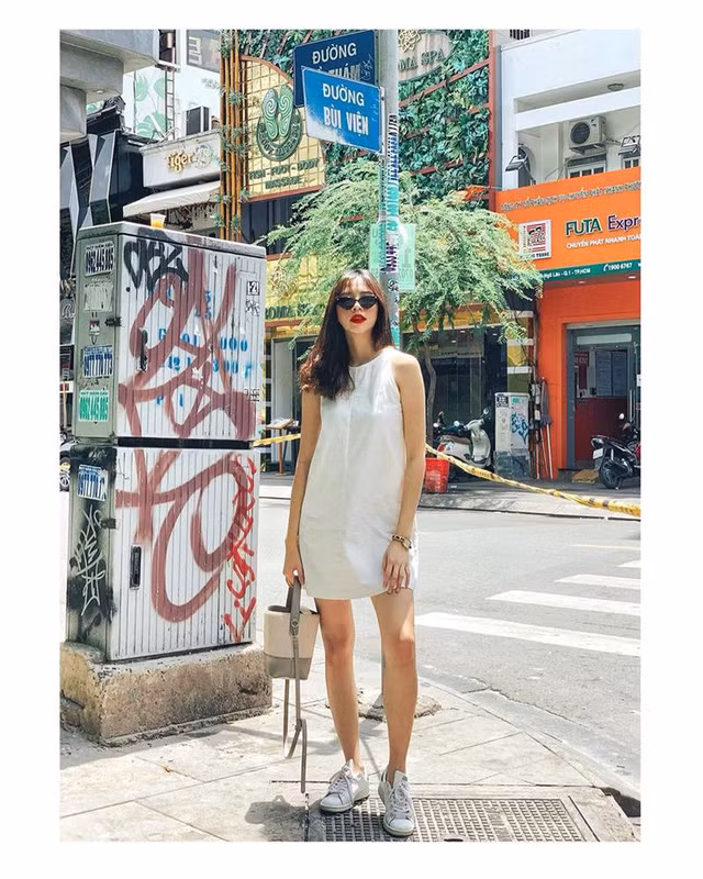 Sở hữu chiều cao 1m69, Khánh Linh thường xuyên khoe chân dài với những kiểu đầm ngắn.