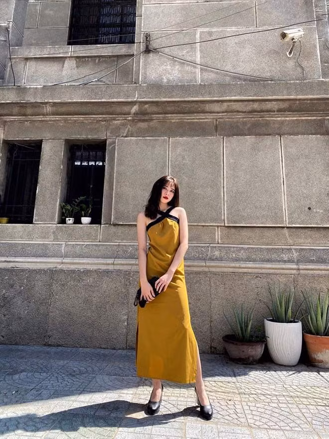 Cô nàng cũng không quá cầu kỳ trong phong cách ăn mặc mà chỉ thường chọn những items cơ bản như váy suông, quần ống rộng hay áo croptop nhưng vẫn toát lên thần thái sang chảnh.