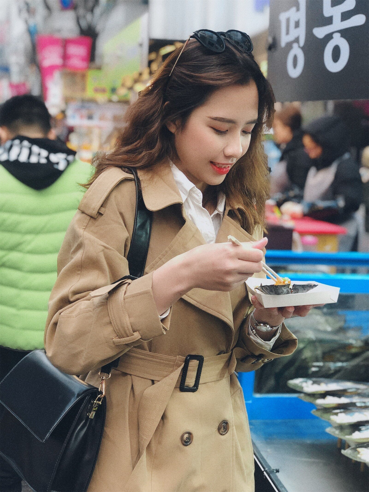 Phong cách thời trang sành điệu và thanh lịch của Khánh Linh nhận được nhiều lời khen ngợi.