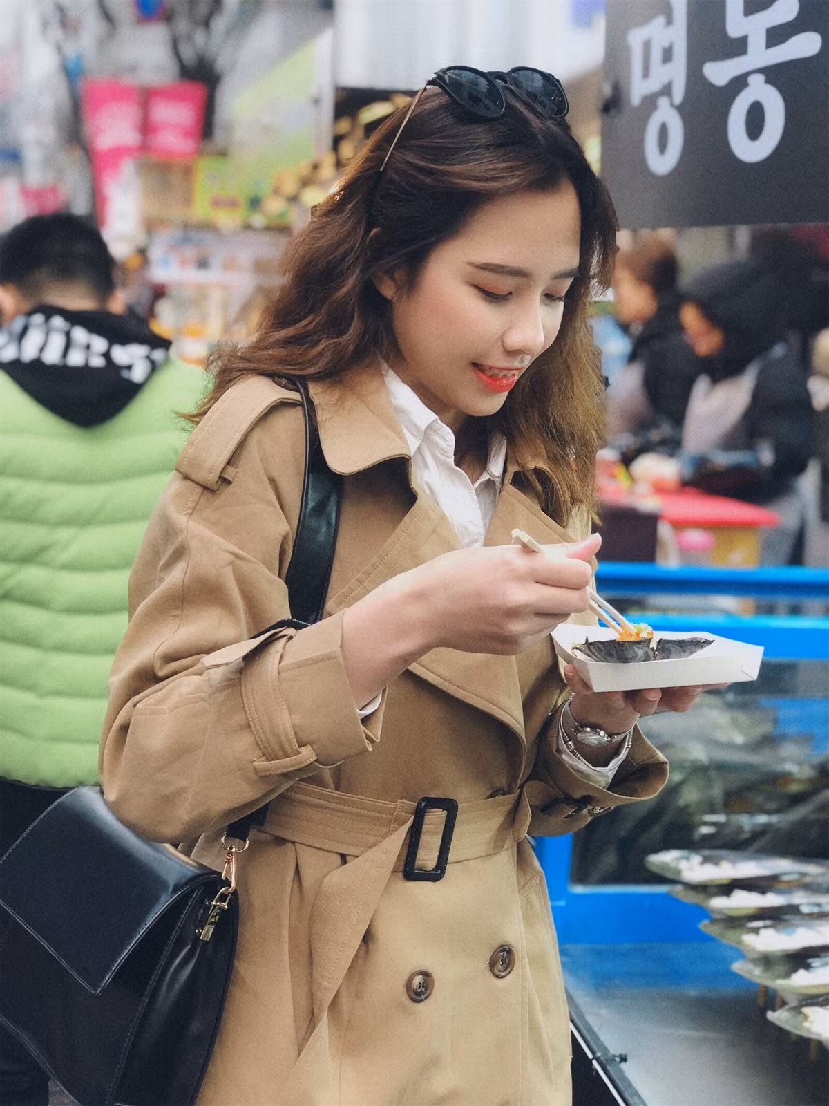 Phong cách thời trang sành điệu và thanh lịch của Khánh Linh nhận được nhiều lời khen ngợi.