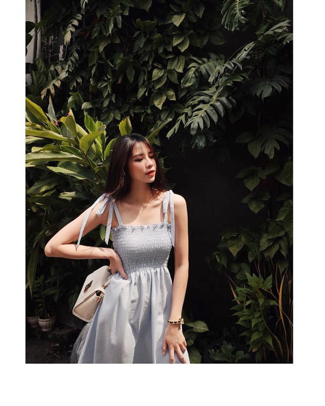 Những lúc đi chơi, cô nàng 22 tuổi rất chuộng các mẫu váy áo trẻ trung.