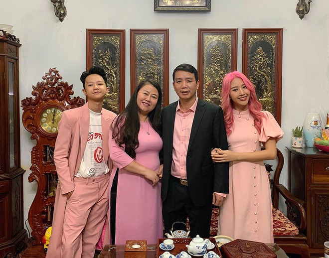 Quỳnh Anh Shyn khiến người theo dõi thích thú với hình ảnh "năm mới nhuộm sắc hồng" cùng cả gia đình. "Chúc mọi người một năm mới may mắn, hạnh phúc và cuộc đời luôn hồng tươi như màu tóc em nhé", 9X viết.