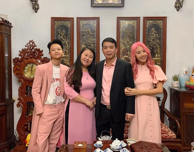 Quỳnh Anh Shyn khiến người theo dõi thích thú với hình ảnh "năm mới nhuộm sắc hồng" cùng cả gia đình. "Chúc mọi người một năm mới may mắn, hạnh phúc và cuộc đời luôn hồng tươi như màu tóc em nhé", 9X viết.