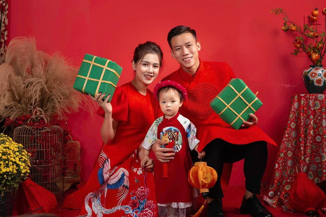 Ngày đầu năm mới, trung vệ Quế Ngọc Hải cùng bà xã vui vẻ khoe ảnh chụp gia đình trong trang phục áo dài đỏ. Con gái Sunny của đội trưởng tuyển Việt Nam cũng được bố mẹ sắm cho bộ áo dài truyền thống.