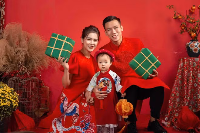 Ngày đầu năm mới, trung vệ Quế Ngọc Hải cùng bà xã vui vẻ khoe ảnh chụp gia đình trong trang phục áo dài đỏ. Con gái Sunny của đội trưởng tuyển Việt Nam cũng được bố mẹ sắm cho bộ áo dài truyền thống.