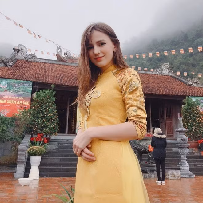 Ngày mùng Một Tết, DJ người Ukraine, Alexandra Rud, khoe hình ảnh du xuân, đón năm mới tại Việt Nam. "Ngày mùng 1 - ngày đầu tiên của năm mới - Alexa xin chúc mọi người một năm mới thật nhiều niềm vui, may mắn, công việc thăng tiến", cô viết. 