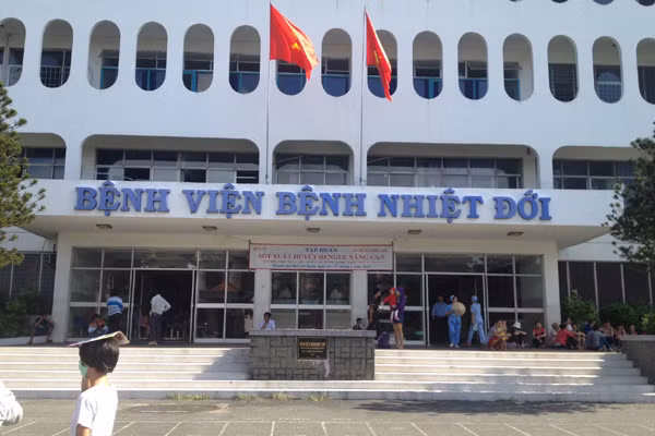 Tinh trang phi cong Vietnam Airlines mac COVID-19: Vua dung ECMO, vua phai loc mau