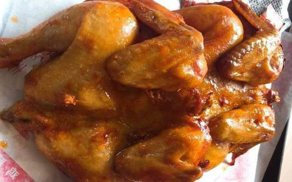 Thịt gà được tiêu thụ chủ yếu vào dịp Tết ở miền Nam Trung Quốc vì món ăn này được cho là tạo nên sự liên kết và sức khỏe cho cả gia đình. Trong bữa ăn giao thừa hay đầu năm, hầu như các gia đình đều làm một con gà để thắp hương tổ tiên.