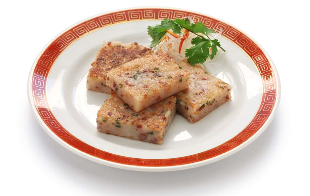 Bánh củ cải (luo buo gao): Món bánh củ cải ngon hấp dẫn này có nguồn gốc từ Triều Châu, Trung Quốc. Vào dịp Tết, món bánh này được ăn thường xuyên hơn theo dạng hấp hoặc chiên, vì mọi người tin rằng bánh đem lại may mắn.