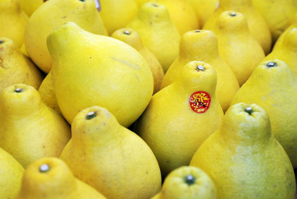 Bưởi được ăn rất nhiều vào dịp Tết Nguyên đán ở Trung Quốc. Lý do được cho là loại trái cây này được cho là mang lại đến sự giàu có và may mắn. Vì thế, tặng bưởi ngày Tết đã trở thành một thói quen mà người Trung Quốc thường hay làm.