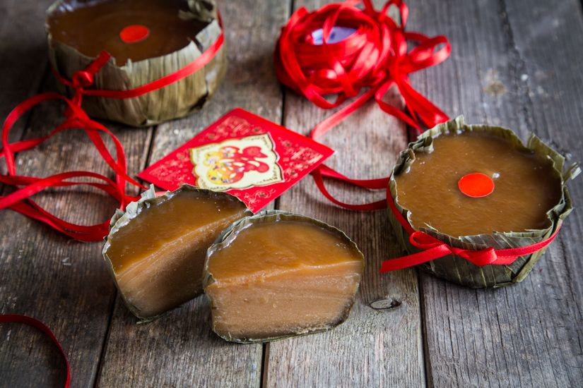 Cách phát âm của Nian Gao cũng tương tự như từ "thịnh vượng", nên bánh tượng trưng cho sự tiến bộ, thịnh vượng, đi lên của gia đình. Bánh được làm đơn giản từ bột gạo nếp, đường nâu, đôi khi được phủ vừng, lạc lên trên.