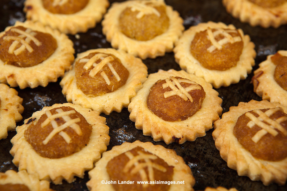 Bánh nhân dứa: Theo một số ngôn ngữ không phổ biến ở Trung Quốc, dứa có phát âm giống như "sự thịnh vượng". Chính vì điều này mà bánh nhân dứa khá phổ biến trong mỗi dịp Tết. Thậm chí, ở một số vùng, loại bánh này là món ăn bắt buộc trong lễ mừng năm mới.