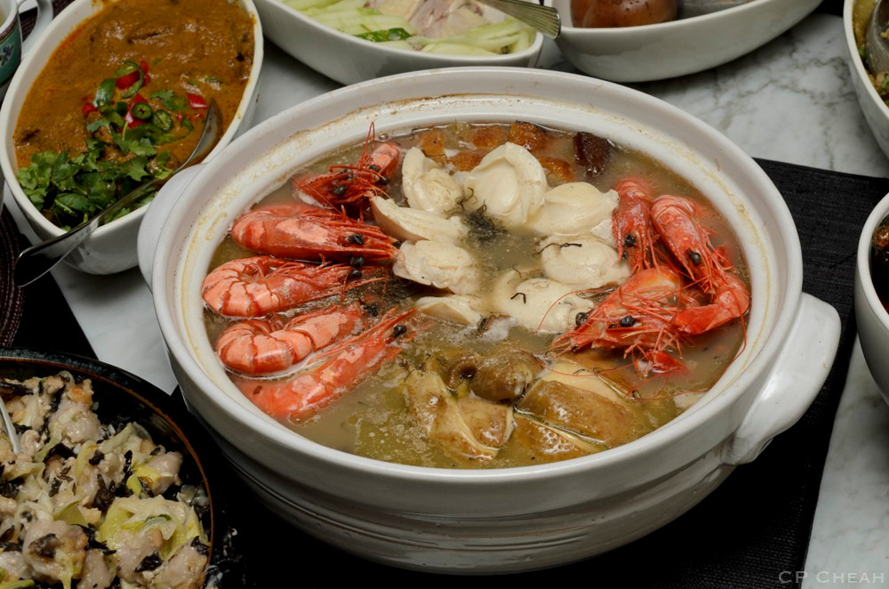 Nồi poon choi: Nồi poon choi được phát âm theo tiếng Quảng Đông này vô cùng nổi tiếng ở Hong Kong cũng như trên toàn lãnh thổ Trung Quốc. Chiếc nồi chứa đầy các món ăn ngon xa xỉ nhất tượng trưng cho lòng biết ơn đới với tổ tiên, tiền tài, và sự đoàn kết.